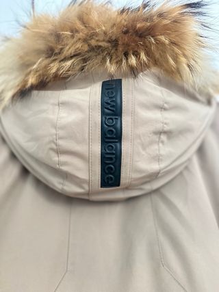 Chaqueta New Balance impermeable beige