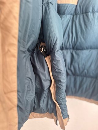 Chaqueta New Balance impermeable beige