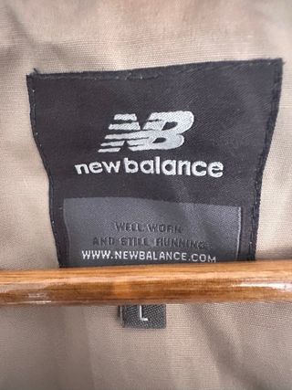 Chaqueta New Balance impermeable beige