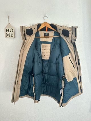 Chaqueta New Balance impermeable beige