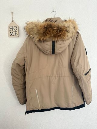 Chaqueta New Balance impermeable beige