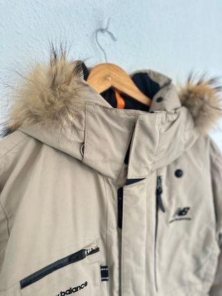 Chaqueta New Balance impermeable beige