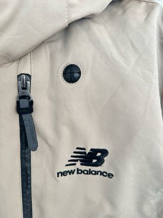 Chaqueta New Balance impermeable beige