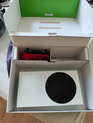 Xbox Series S con mando y caja