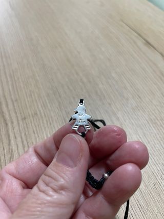 Pulsera Lotus Plata Cuerda Negra y muñequito plata