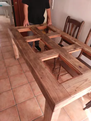 Mesa de comedor de madera rústica
