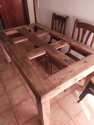 Mesa de comedor de madera rústica