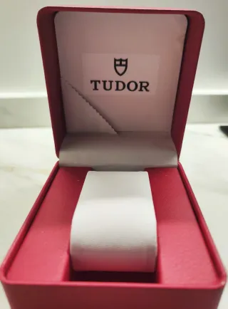 Caja para reloj TUDOR color rojo