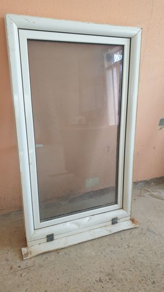 Ventana de aluminio blanca