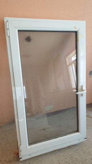 Ventana de aluminio blanca