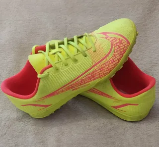 Zapatillas Nike Mercurial multitaco Talla 39