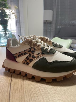 Zapatillas modernas con estampado animal print