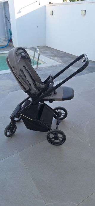 Silla de paseo gris para bebé