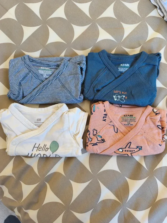 Lote 4 bodys recién nacido manga corta