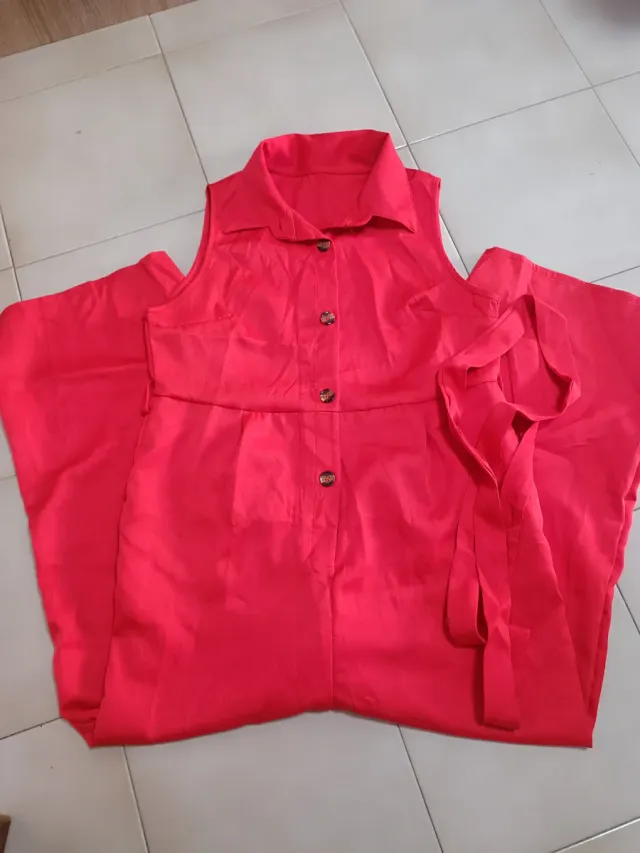 Enterizo naranja con botones