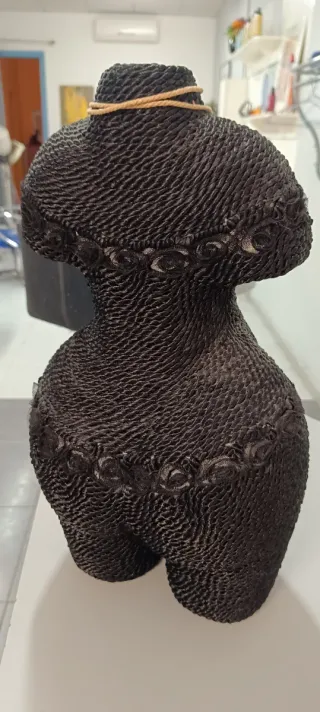 Busto maniquí negro