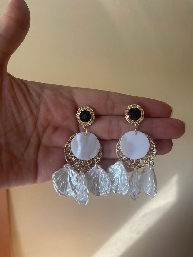 Pendientes colgantes dorados con flor