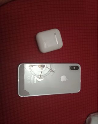 iPhone X da 256 GB e AirPods (separati e in confezione)