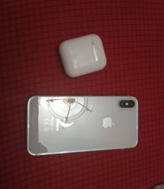 iPhone X da 256 GB e AirPods (separati e in confezione)