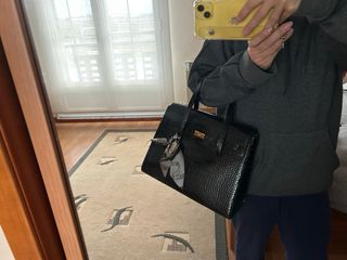 Bolso Mango imitación Kelly negro tiene bandolera