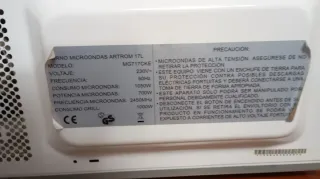 Microondas ARTROM color crema