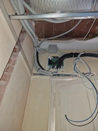 ELECTRICISTA, LAMPISTA  Y AIRE ACONDICIONADO.