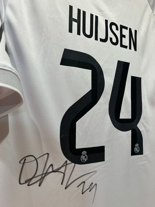 CAMISETA DE HUIJSEN FIRMADA