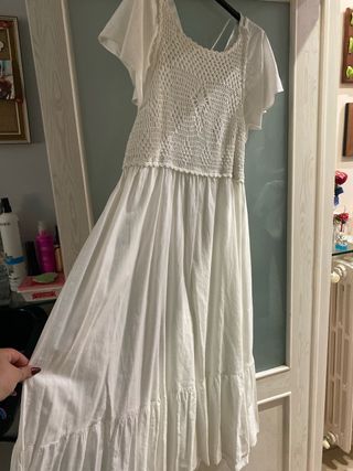 Vestito bianco con dettagli uncinetto