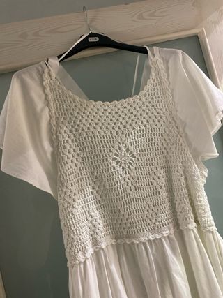Vestito bianco con dettagli uncinetto