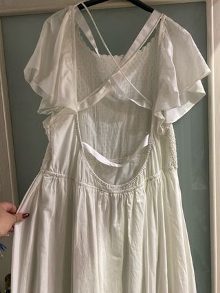 Vestito bianco con dettagli uncinetto