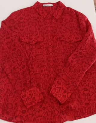 Blusa roja estampado serpiente Mango T. M