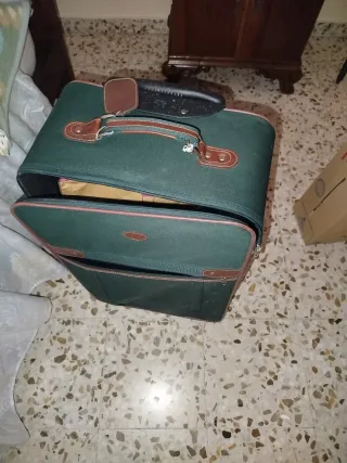 Maleta de viaje verde con ruedas