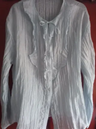 Camisa azul de chica con volantes
