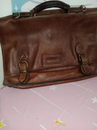 Bolso de cuero cosido a mano
