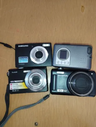 Confezione da 4 fotocamere digitali Samsung, Olympus, Kodak