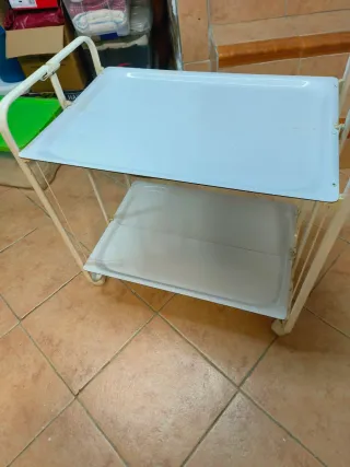 Camarera plegable blanca