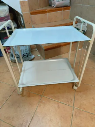 Camarera plegable blanca