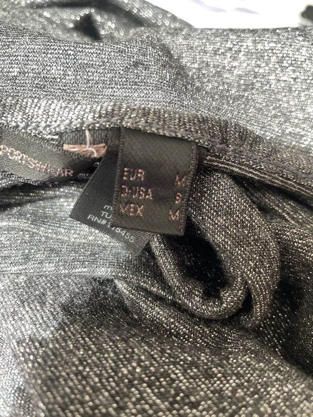 Top plateado brillante con fruncido