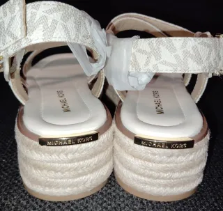 Sandalias Michael Kors Beige y Blancas