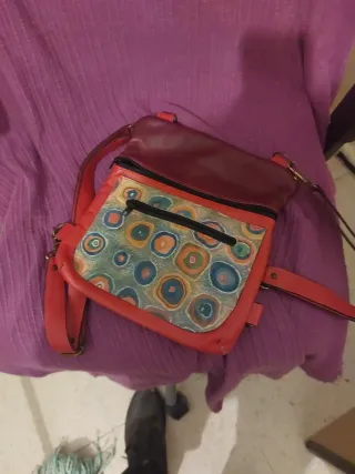 Mochila de cuero roja con diseño artístico