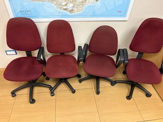 Silla de oficina ergonómica granate y negra