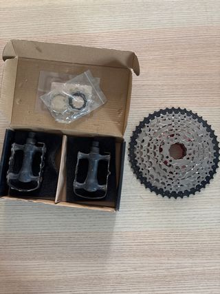 Pedales y piñon bici