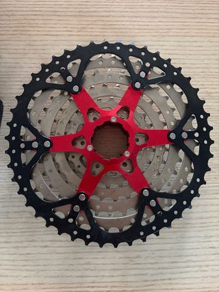 Pedales y piñon bici