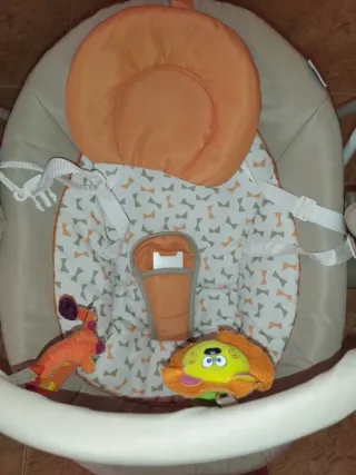 Mecedora de bebé con juguetes