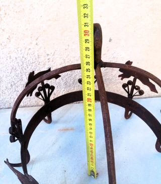 Antiguo perchero metálico.