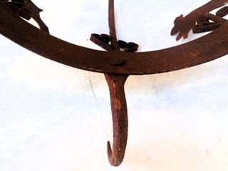 Antiguo perchero metálico.
