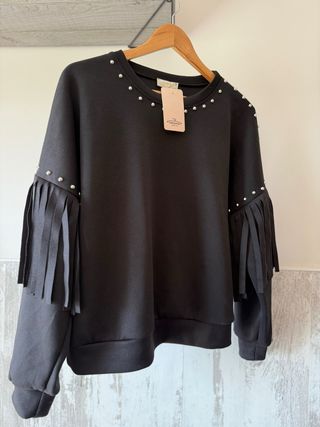 Sudadera negra con tachuelas y flecos NUEVO