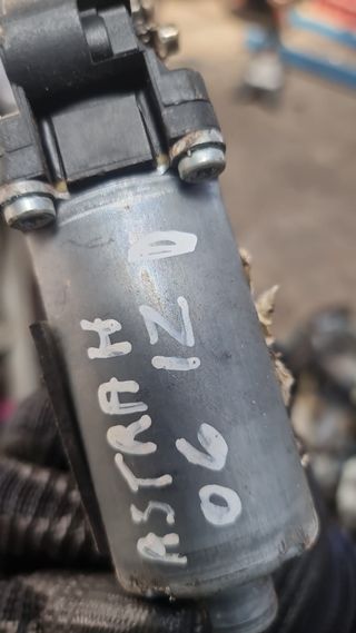MOTOR ELEVALUNAS DEL IZQUIERDO OPEL ASTRA H 2006