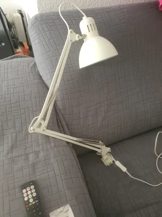 Lámpara de escritorio blanca articulada