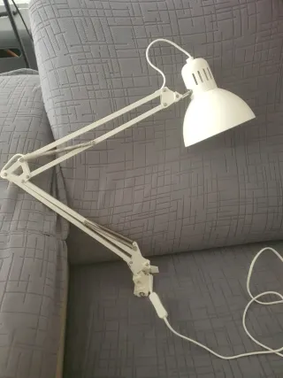 Lámpara de escritorio blanca articulada